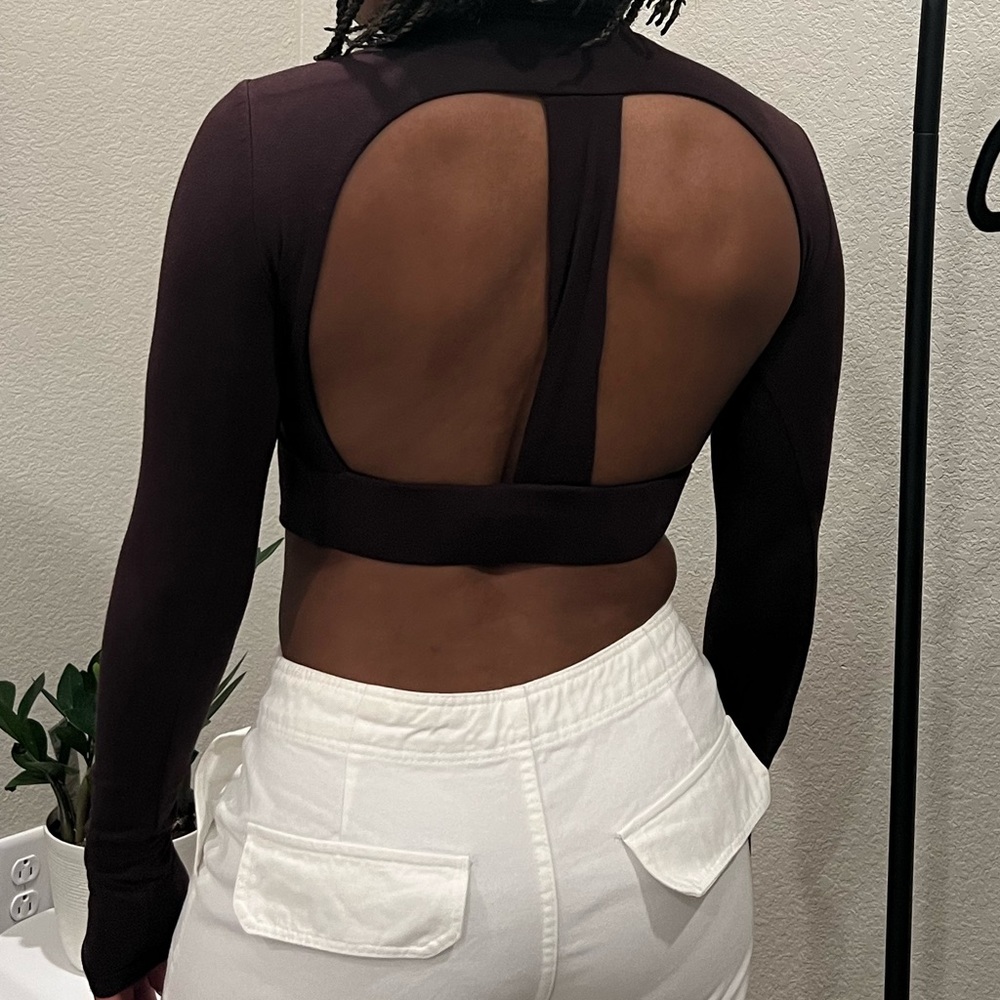 Long sleeve turtle neck crop top with open back (brown)